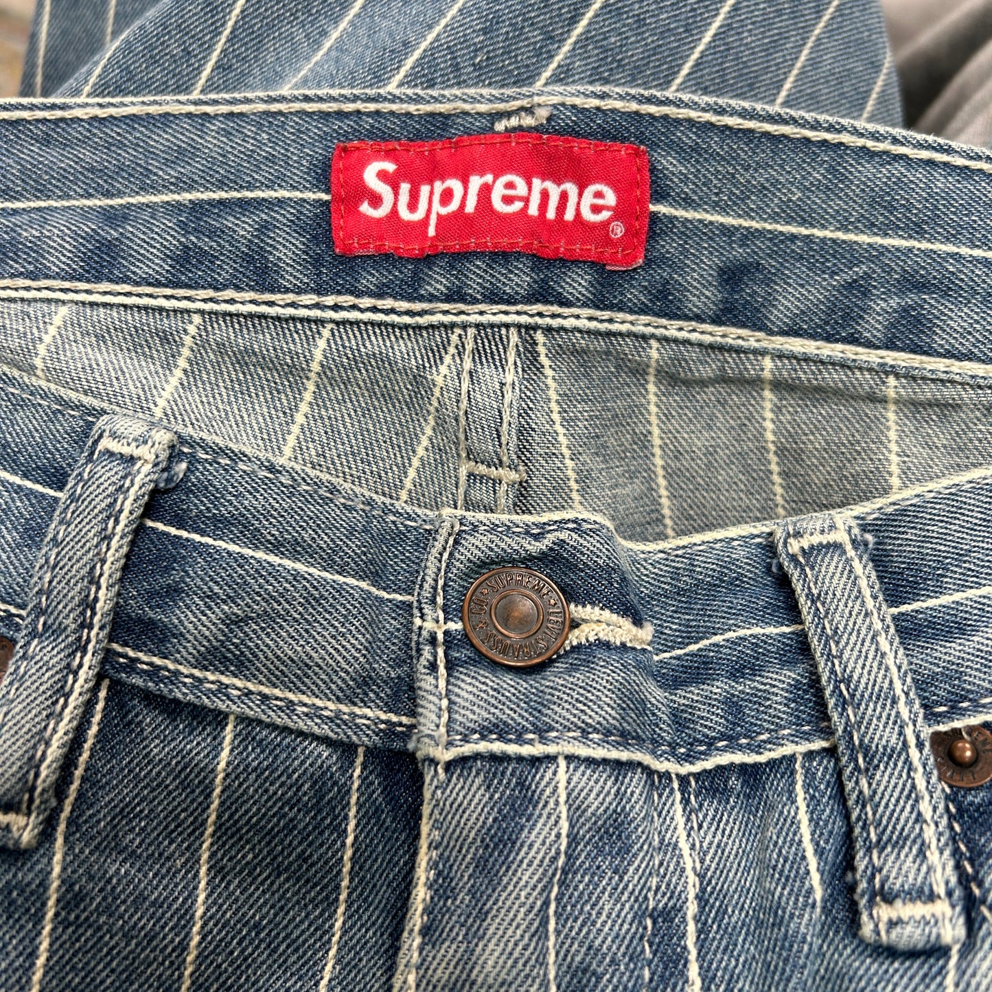 SUPREME LEVI SS18 PINSTRIPE 55O JEANS