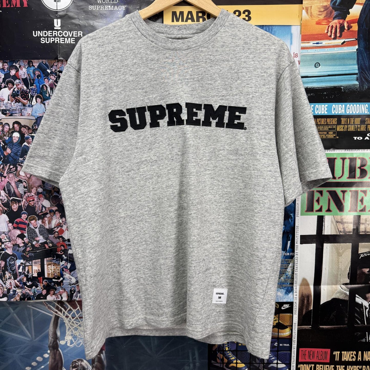 SUPREME FW25 COLLEGIATE APPLIQUE SS TOP / TEE