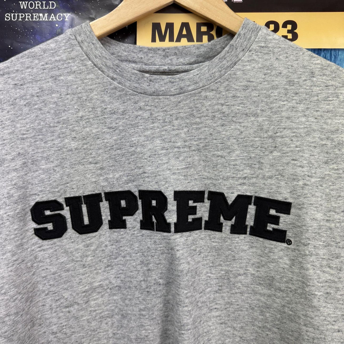 SUPREME FW25 COLLEGIATE APPLIQUE SS TOP / TEE