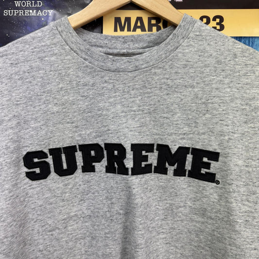 SUPREME FW25 COLLEGIATE APPLIQUE SS TOP / TEE