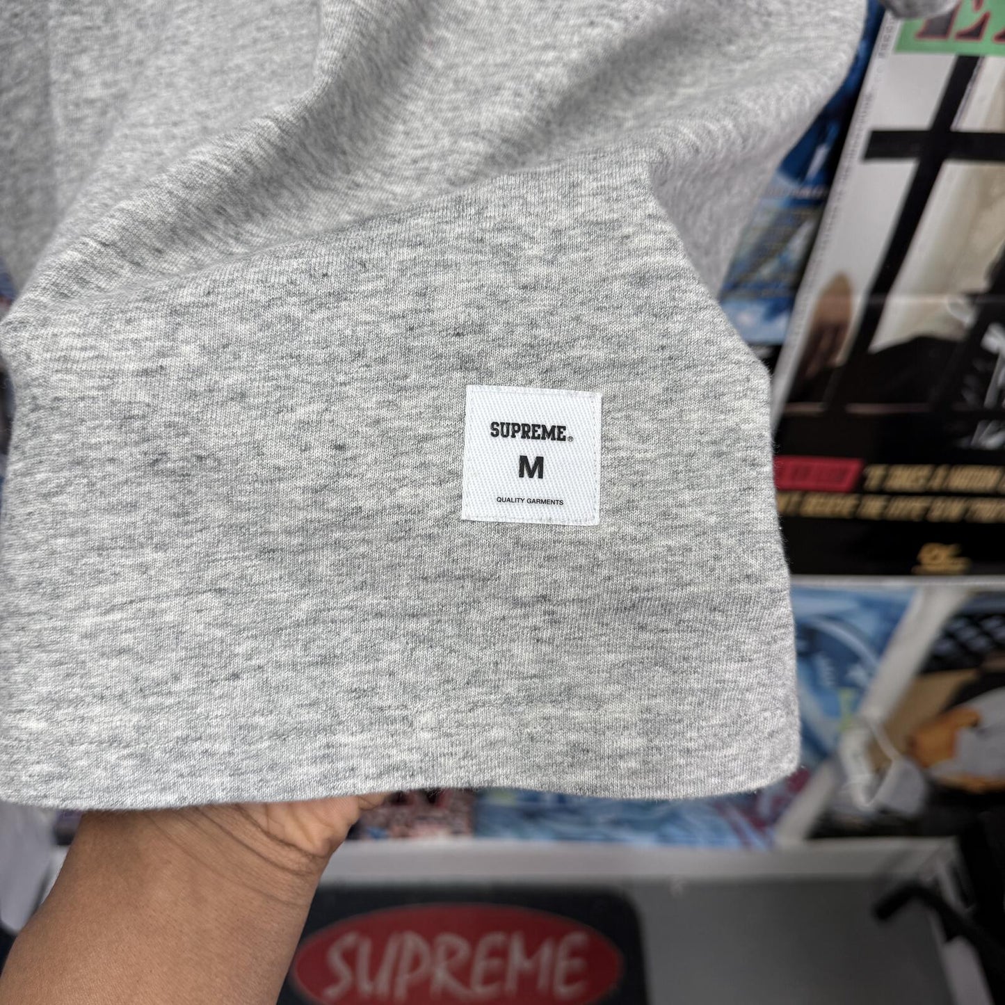 SUPREME FW25 COLLEGIATE APPLIQUE SS TOP / TEE