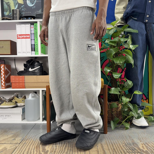 STUSSY X NIKE SS23 FLEECE GREY JOGGERS